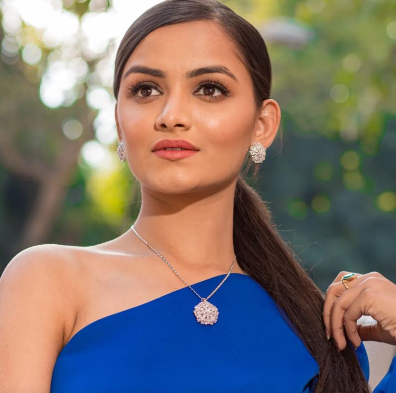 7 Types of Wardrobe Essential Pendants For Every Woman
