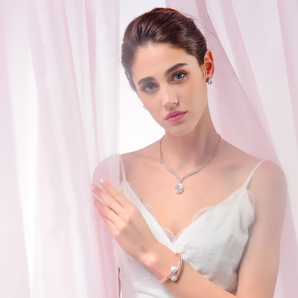 Blingvine presents a fine collection of designer fashion jewellery by manufacturers from all over the world.