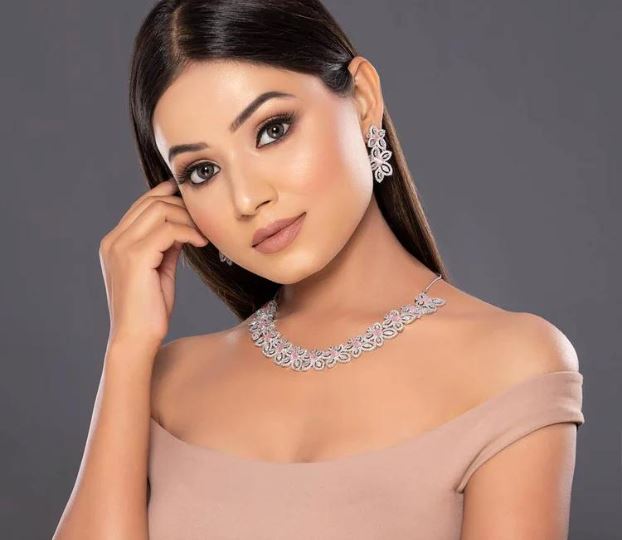 Choosing Necklace According To The Neckline Of Your Outfit