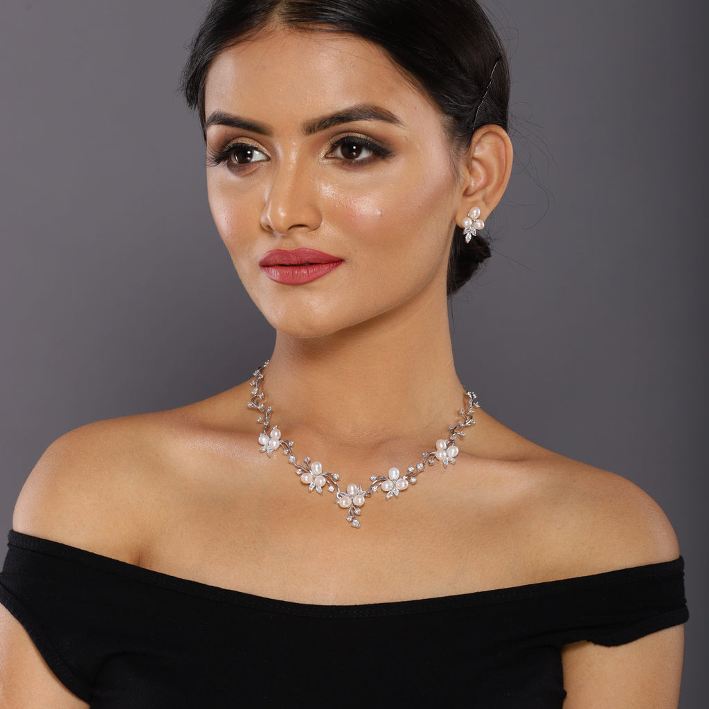 jewelry with a black dress What Jewellery to Wear Dress? The Alessandra Black Maxi Dress pairs a gold ring halter with soft stretch fabric Four Ways to Style Jewelry