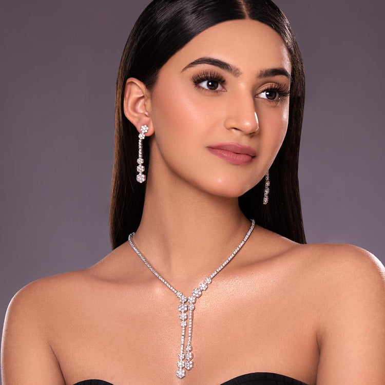 15 Beautiful Necklaces That Gave Princess Look To These Brides On Their  Wedding Day | Indian bride, Indian wedding gowns, Bride reception dresses