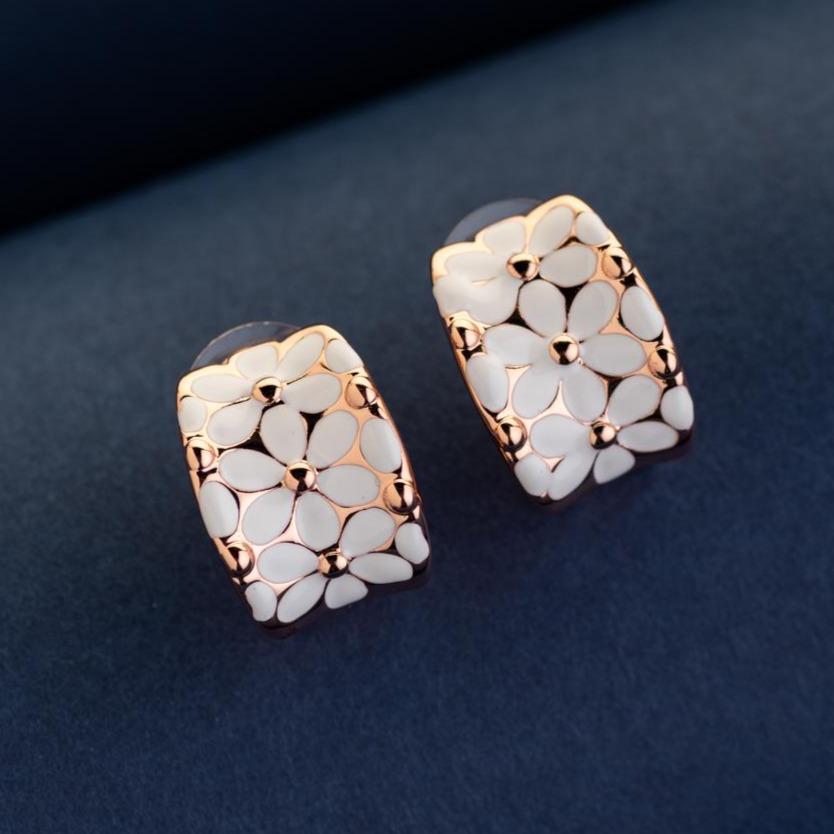 White and Bright Floral Studs